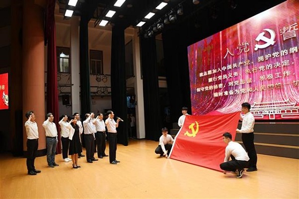 【湖北日报】武汉理工大学经济学院歌声中温党史铭初心