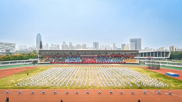 学校举办第二十届运动会